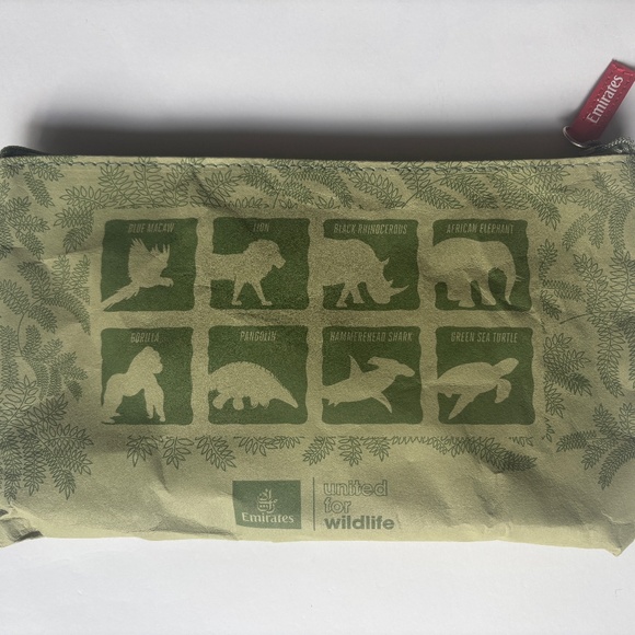 2025 EMIRATES AIRLINES ECONOMY CLASS  AMENITY KIT - GREEN - Picture 3 of 3